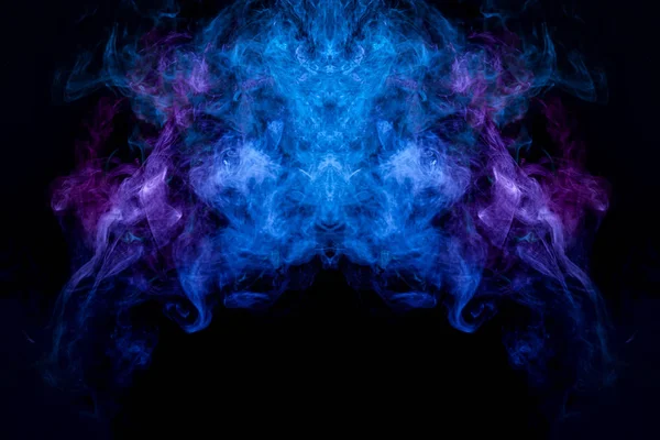 梦幻印花服装 T恤衫 运动衫 五颜六色的蓝色和紫色烟雾在头骨的形式 龙在一个黑色孤立的背景 Vap 烟雾的背景 — 图库照片