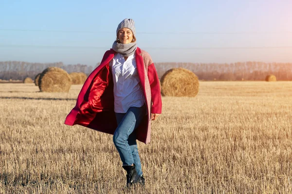 Porträt Eines Schönen Jungen Models Mit Grauer Strickmütze Und Warmer — Stockfoto