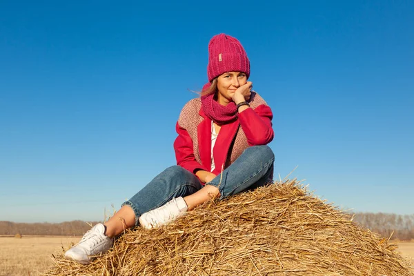 秋の屋外 Livestyle のコンセプトです Haystick のカメラのためにポーズ見て面白い Smilling 暖かい秋の服で若い女性学生のクローズ アップ — ストック写真