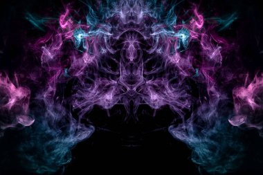 Siyah izole edilmiş arka planda pembe ve mavi duman bulutu. Kafatası, canavar ya da ejderha şeklinde. Havalı tişörtler için mocap