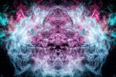 Siyah izole edilmiş arka planda pembe ve mavi duman bulutu. Kafatası, canavar ya da ejderha şeklinde. Havalı tişörtler için mocap