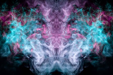 Siyah izole edilmiş arka planda pembe ve mavi duman bulutu. Kafatası, canavar ya da ejderha şeklinde. Havalı tişörtler için mocap