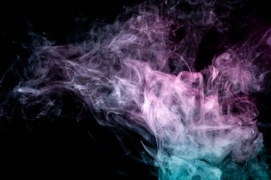 Renkli pembe ve mavi siyah bir duman arka plan izole. Arka plan ve duman 