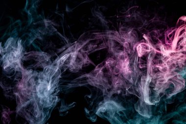 Siyah bir yalıtılmış zemin üzerine mavi ve pembe renklerin yoğun çok renkli duman. Arka planını duman vape
