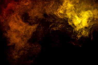 Kalın sarı ve turuncu siyah bir izole arka plan üzerinde duman. Vap duman arka plan