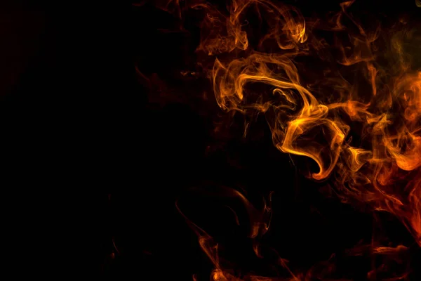 Kalın sarı ve turuncu siyah bir izole arka plan üzerinde duman. Vap duman arka plan