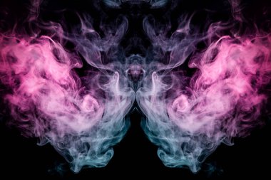 Siyah izole edilmiş arka planda pembe ve mavi duman bulutu. Kafatası, canavar ya da ejderha şeklinde. Havalı tişörtler için mocap