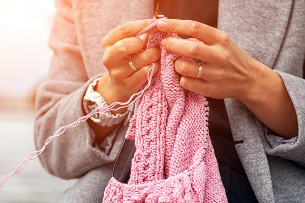Zbliżenie Kobieta Dziewiarskich Igieł Dziewiarskich Wełnianej Naturalny Różowy Sweter Kobieta — Zdjęcie stockowe