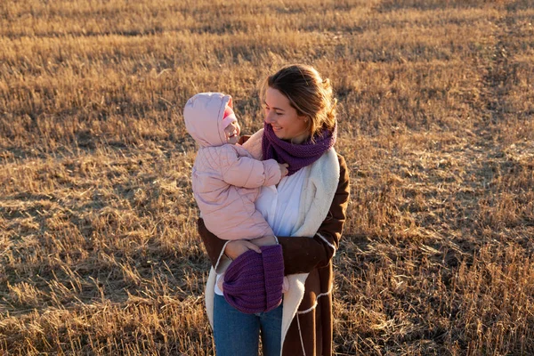 Portrait Jeune Femme Sur Fond Vieux Champ Automne Belle Jeune — Photo