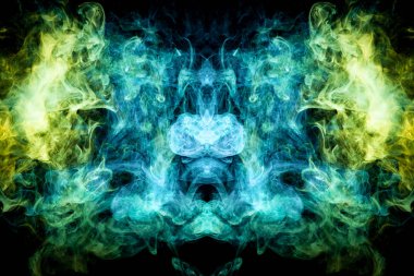 Bir kafatası, canavar, dragon siyah Yalıtılmış zemin şeklinde, yelllow mavi ve yeşil renklerin yoğun çok renkli duman. Arka plan duman vape. MoCap cool t-shirt için