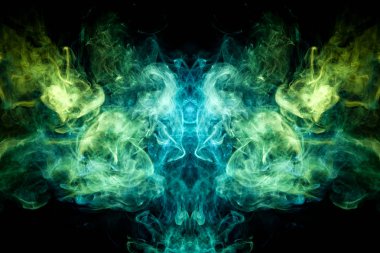 Yeşil, sarı ve mavi bulut duman siyah arka plan bir kafatası, canavar, dragon siyah Yalıtılmış zemin şeklinde izole. MoCap cool t-shirt için