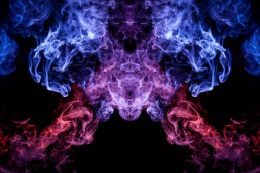 Pembe, kırmızı veya mor bulut duman siyah arka plan bir kafatası, canavar, dragon siyah Yalıtılmış zemin şeklinde izole. MoCap cool t-shirt için