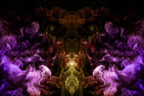 浓浓的五颜六色的黄色和紫色烟雾以蝴蝶的形式出现在黑色孤立的背景上 背景从蒸汽的烟雾 T恤的 Mocap — 图库照片