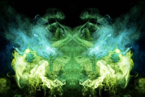 ふわふわのパフ ブルー イエロー グリーン煙や霧の頭蓋骨 モンスター 黒背景の上のドラゴンの形で 服のプリントをファンタジー シャツ スウェット — ストック写真