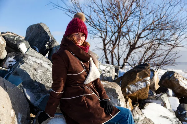 Έννοια Της Livestyle Δημοσια Τον Χειμώνα Ένας Φοιτητής Νεαρή Γυναίκα — Φωτογραφία Αρχείου