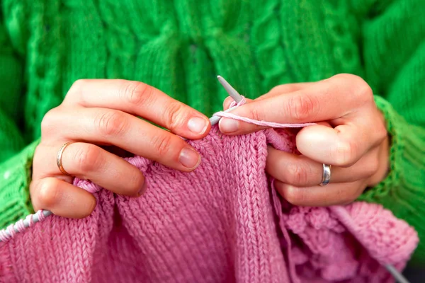 Close Van Een Mooie Vrouw Groene Trui Breinaalden Van Een — Stockfoto