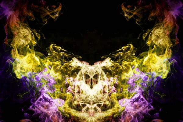 浓浓的五颜六色的黄色和紫色烟雾以蝴蝶的形式出现在黑色孤立的背景上 背景从蒸汽的烟雾 T恤的 Mocap — 图库照片