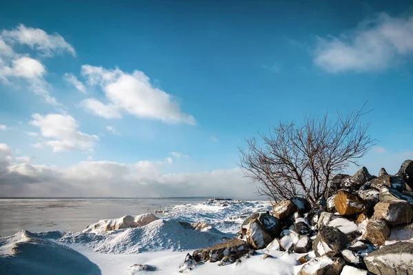 Красивий Зимовий Пейзаж Видом Море Каміння Пляжі Зимовий Сезон — стокове фото