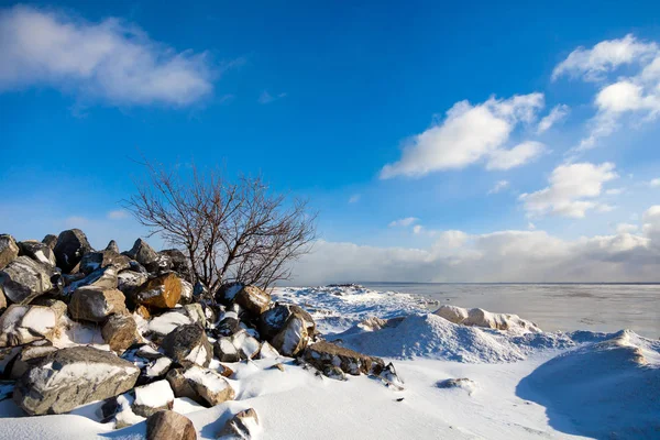 Красивий Зимовий Пейзаж Видом Море Каміння Пляжі Зимовий Сезон — стокове фото