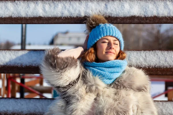 Πορτρέτο Μοντέλο Ομορφιάς Γυναίκα Φόντο Του Χειμώνα Όμορφη Μοντέρνα Νεαρή — Φωτογραφία Αρχείου