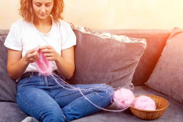 Close Uma Jovem Mulher Casada Vestida Com Jeans Moda Shirt — Fotografia de Stock