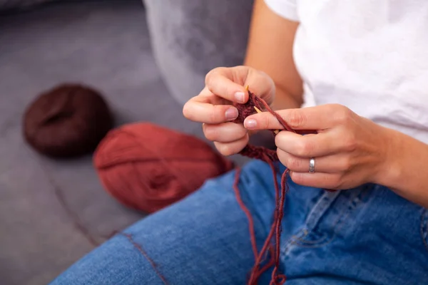 Trendy Kot Pantolon Shirt Evde Örgü Iğneleri Ile Kahverengi Şapka — Stok fotoğraf