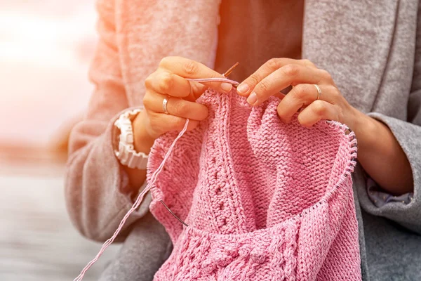 Primo Piano Una Giovane Donna Cappotto Grigio Maglia Maglione Rosa — Foto Stock