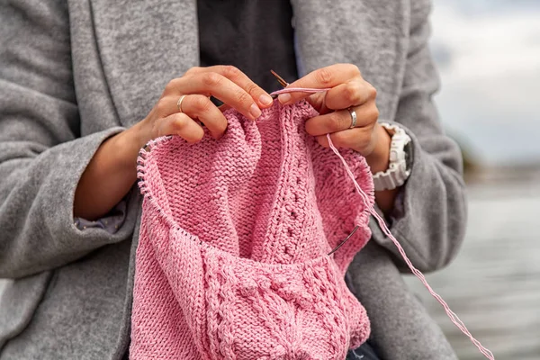 Zbliżenie Młoda Kobieta Szary Płaszcz Dzianiny Naturalnej Wełny Różowy Sweterek — Zdjęcie stockowe