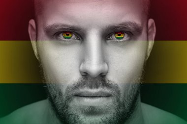 Kimin içinde genç bir ciddi adam portresi Bolivya, yansıyan ulusal bayrak bir izole siyah arka plan ve bayrak karşı gözleri