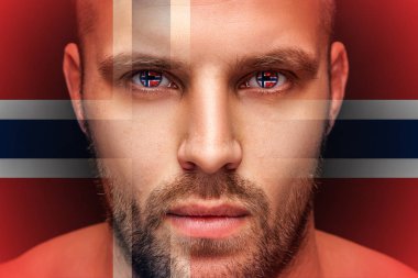 Kimin içinde genç bir ciddi adam portresi Norveç, yansıyan ulusal bayrak bir izole siyah arka plan ve bayrak karşı gözleri