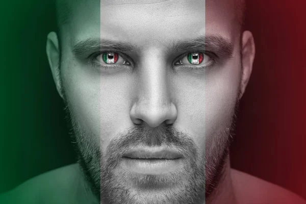 Portret Młodego Człowieka Poważnego Którego Oczy Odbitym Flaga Narodowa Włoch — Zdjęcie stockowe