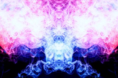 Pembe ve mavi bulut duman siyah izole arka plan bir kafatası, canavar, dragon siyah Yalıtılmış zemin şeklinde. 