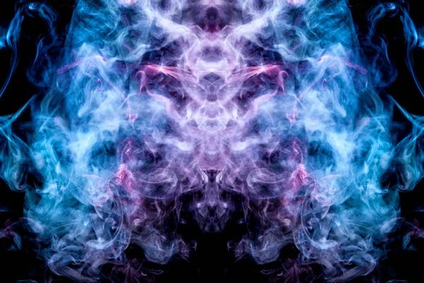 魔法の抽象的な背景 ピンクとブルーの頭骨 モンスター 孤立した黒地に龍の形で煙の雲 — ストック写真