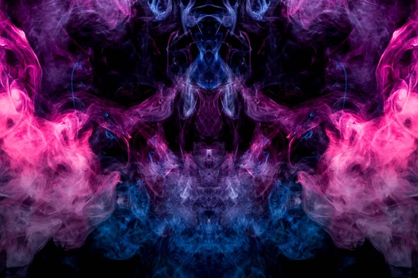青の雲とピンクの頭蓋骨 モンスター 孤立した黒地に龍の形で煙 アーク プラズマ蒸着法の煙から背景 — ストック写真