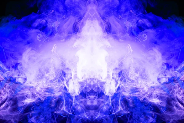 浓浓的五颜六色的蓝色和紫色的烟雾以头骨 龙的形式在黑色上孤立 烟蒸汽的背景 — 图库照片