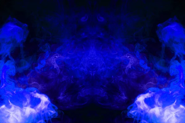 頭蓋骨 モンスター 孤立した黒地に龍の形の青と紫の濃い色とりどりの煙の色します 煙のアークの背景 — ストック写真