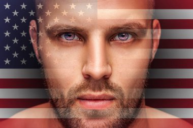 Gözleri olan, Genç bir ciddi adam portresi bir izole siyah arka plan ve bayrak karşı Amerika Birleşik Devletleri'nin ulusal bayrak yansıyan