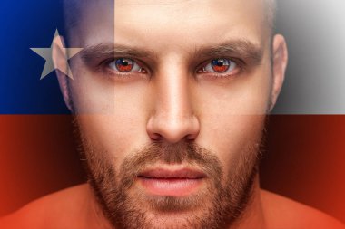 Kimin içinde genç bir ciddi adam portresi Şili, yansıyan ulusal bayrak bir izole siyah arka plan ve bayrak karşı gözleri