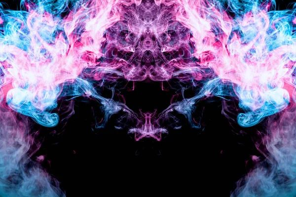 抽象魔术背景 粉红色和蓝色的烟雾云的形式 龙在一个黑色的孤立的背景 — 图库照片