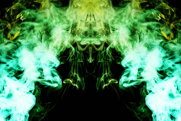 T恤做的莫卡普 浓浓的五颜六色的黄色和绿色烟雾 以怪物的形式在黑色孤立的背景上 背景从蒸汽的烟雾 — 图库照片