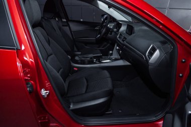 Novosibirsk, Rusya - 16 Kasım 2018: Mazda 3, pano, whellls ve koltuk, yan görünüm close-up. Fotoğraf üzerinde bir park Novosibirsk içinde modern bir araba
