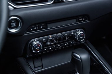 Novosibirsk, Rusya - 16 Kasım 2018: Mazda Cx 5, pano close-up. Fotoğraf üzerinde bir park Novosibirsk içinde modern bir araba