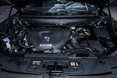Novosibirsk, Rusya - 16 Kasım 2018: Mazda Cx 9, motoru, ön görünüm close-up. Fotoğraf üzerinde bir park Novosibirsk içinde modern bir araba