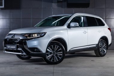 Novosibirsk, Rusya - 16 Kasım 2018: beyaz Mitsubishi Outlander, önden görünüm. Fotoğraf üzerinde bir park Novosibirsk içinde modern bir araba