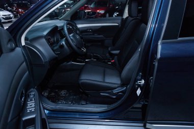 Novosibirsk, Rusya Federasyonu - 16 Kasım 2018: mavi Mitsubishi Outlander, pano, whellls ve koltuk, yakın çekim yan görünümü. Fotoğraf üzerinde bir park Novosibirsk içinde modern bir araba