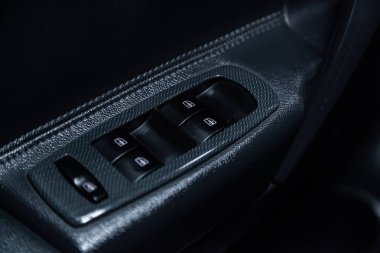 Novosibirsk, Rusya - 16 Kasım 2018: Renault Koleos, yan kapı düğmeleri close-up. Fotoğraf üzerinde bir park Novosibirsk içinde modern bir araba