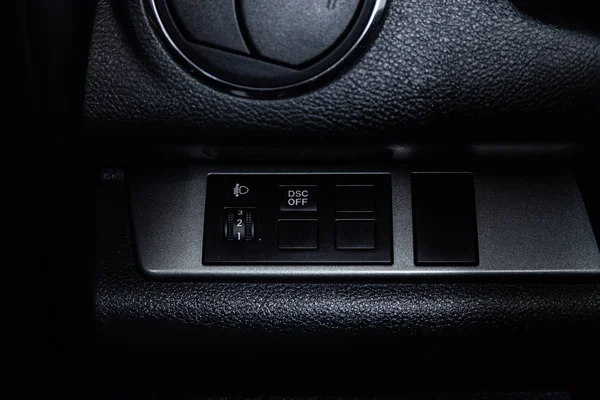 俄罗斯新西比尔斯克 2018年11月16日 马自达 侧门按钮的特写镜头 在新西比尔斯克停车场拍摄一辆现代汽车 — 图库照片