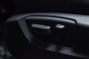 Novosibirsk, Rusya - 20 Kasım 2018: Mitsubishi Eclipse Cross, yan kapı düğmeleri close-up. Fotoğraf üzerinde bir park Novosibirsk içinde modern bir araba