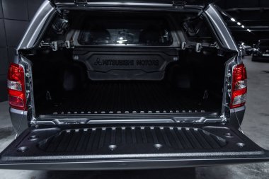 Novosibirsk, Rusya - 20 Kasım 2018: Mitsubishi L200, bagajı, önden görünüm close-up. Fotoğraf üzerinde bir park Novosibirsk içinde modern bir araba