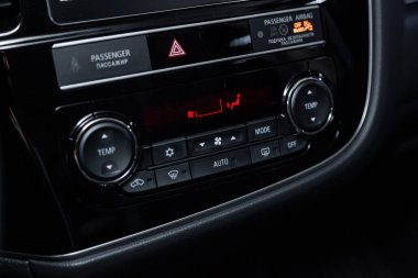 Novosibirsk, Rusya - 20 Kasım 2018: Mitsubishi Outlander, pano close-up. Fotoğraf üzerinde bir park Novosibirsk içinde modern bir araba